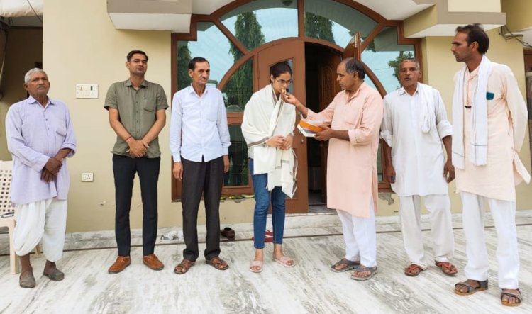 कुमारी जहान्वी को कांग्रेसी नेता बस्तीराम यादव ने किया सम्मानित