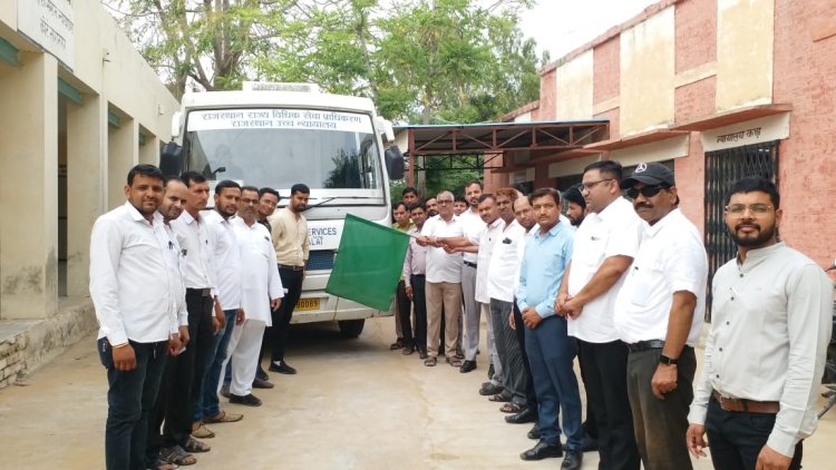 न्यायिक मजिस्ट्रेट ने हरी झंडी दिखाकर मोबाइल वैन रवाना की