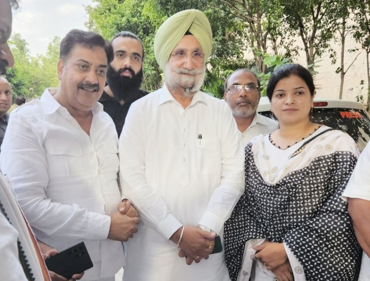 तनवीर खान ने कांग्रेस प्रदेश प्रभारी रंधावा से की मुलाक़ात, दिया फीडबैक