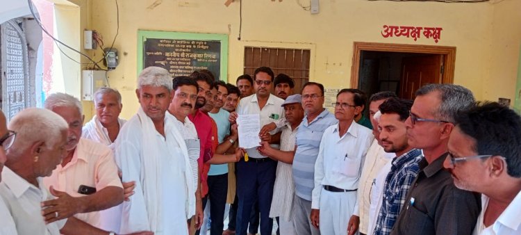 राजलदेसर कस्बे की विभिन्न समस्याओं को लेकर अधिशासी अधिकारी को दिया ज्ञापन   भाजपा नेताओं ने  मांगे नहीं मानी तो किया जाएगा आंदोलन