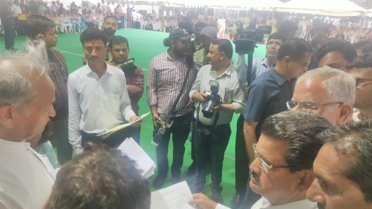 खण्डेला विधानसभा की नीमकाथाना सीमावर्ती ग्राम पंचायतों को नीमकाथाना जिले में शामिल करने की मांग को लेकर प्रतिनिधि मंडल सीएम गहलोत से मिला