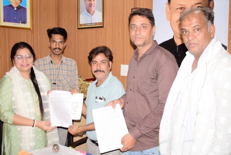 आवंटित फ्लेट की सौंपी चाबी तो खिल उठे चेहरे