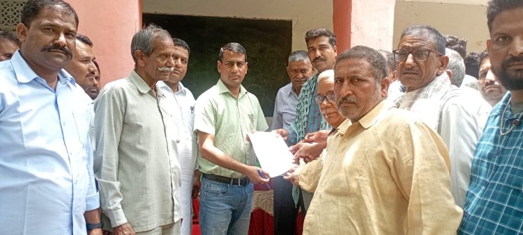 भादवाड़ी में श्मशान भूमि से अतिक्रमण हटाने की मांग एसडीएम खंडेला को राहत कैम्प में ग्रामीणों ने ज्ञापन सौंपा कांवट, ग्राम भादवाड़ी में ग्रामीणों ने बस स्टैंड के पास स्थित श्मशान भूमि से अतिक्रमण हटाने की मांग को लेकर मंहगाई राहत कैम्प भादवाड़ी में एसडीएम खंडेला बृजेश कुमार गुप्ता को ज्ञापन सौंपा। ग्रामीणों ने बताया कि श्मशान भूमि से अतिक्रमण हटाने के लिए एसडीएम को तीसरी बार ज्ञापन सौंपा है। एसडीएम ने मामले को प्रसंज्ञान में लेकर 15 जुलाई तक अतिक्रमण हटाने का आश्वासन दिया।