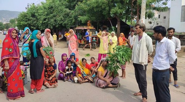 पानी की समस्या को लेकर महिलाओं ने लगाया जाम