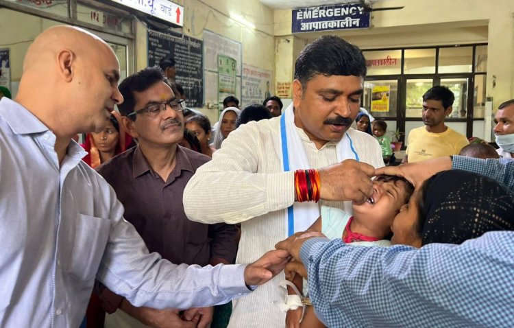 मंत्री जूली ने बच्चों को पिलाई पोलियों की खुराक