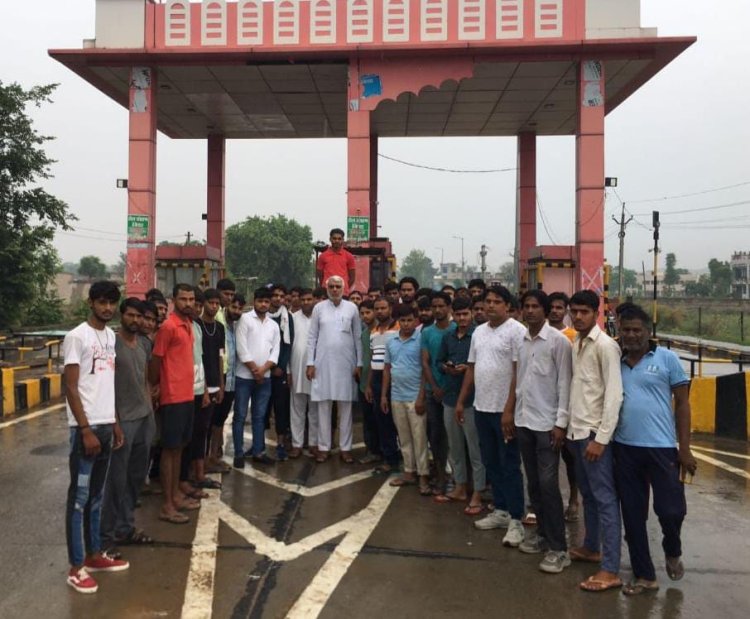 दो नगरपालिकाओं के बीच में टोल टैक्स नाका होने को बताया अनुचित किसानों ने किया विरोध प्रदर्शन,टोल वसूली पर जताई नाराजगी
