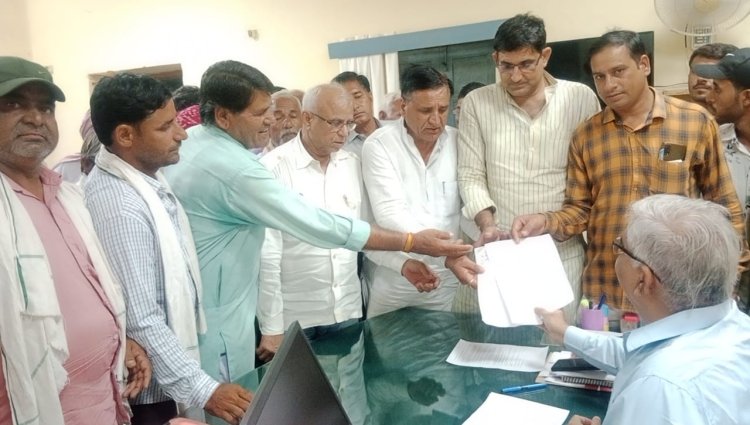 जिला परिषद सदस्यों ने साधारण सभा की बैठक का किया बहिष्कार, जिला प्रशासन को दिया ज्ञापन