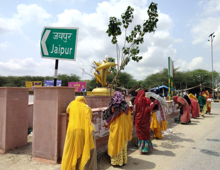 फतेहपुर । नगर पालिका की शहरी नरेगा योजना की महिला पोस्टर उतारते हुए