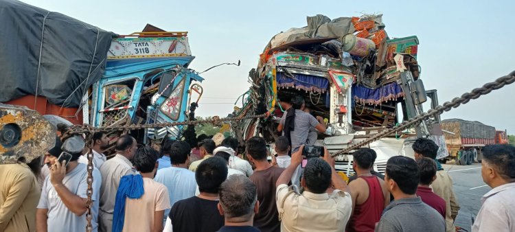 दो ट्रकों की भिडंत में चार घायल