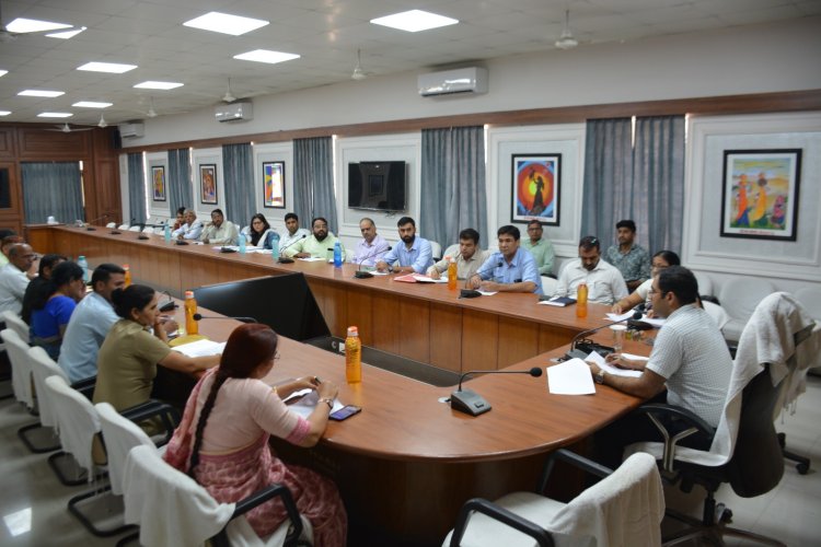 18 वर्ष से कम उम्र के नौजवानों को शराब उपलब्ध करवाने वाले शराब ठेकों का लाइसेंस निरस्त कर करें ठोस कार्यवाही - जिला कलेक्टर