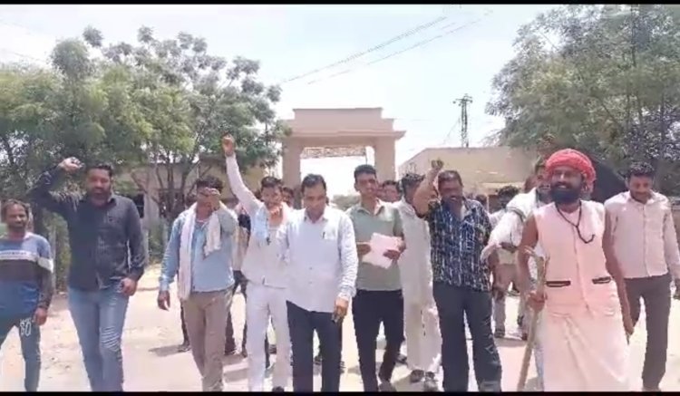 गोचर भूमि का गेट खोलने की मांग, आरएलपी पार्टी के कार्यकर्ताओं ने एसडीएम कार्यालय में किया विरोध प्रदर्शन, एसडीएम को ज्ञापन देकर चक्का जाम की दी चेतावनी