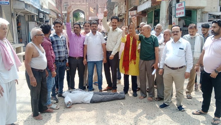 चूरू एकता मंच ने मेडिकल कॉलेज की नीतियों को लेकर गढ़ चैराहे पर किया प्रदर्शन दिया धरना, सेटेलाइट अस्पताल की मांग.