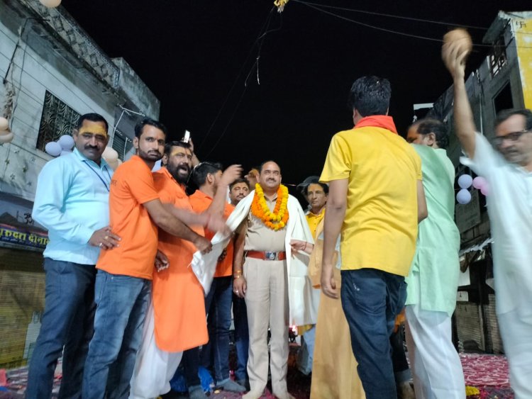हनुमान भक्त मंडल के संयोजक सत्यनारायण सेन थाना अधिकारी प्रकाश सिंह राठौड़ का सामाजिक सरोकार को लेकर सम्मान