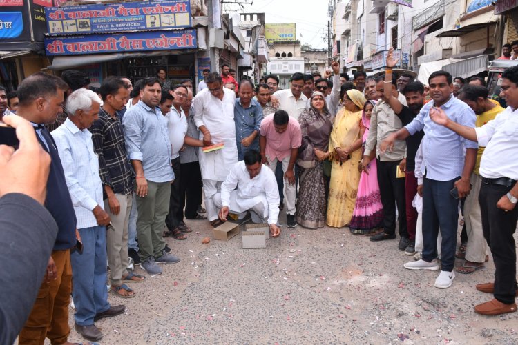 गुप्ता भाजपा के प्रदेश कोषाध्यक्ष व चावला के प्रदेश मंत्री बनने पर कार्यकर्ताओं ने की आतिशबाजी
