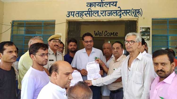 स्वर्णकार समाज ने किया विरोध प्रदर्शन : मुख्यमंत्री के नाम नायब तहसीलदार को सौंपा ज्ञापन श्री डूंगरगढ़ लापता छात्रा का मामला समाज की बेटी को सुरक्षित घर पहुंचाने की मांग 4 दिनों से लापता छात्रा का नहीं लगा अभी तक कोई सुराग परिजन लगा रहे हैं मुस्लिम शिक्षिका पर बहला-फुसलाकर भगा ले जाने का आरोप