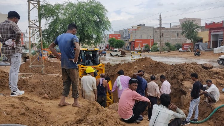 सीवरेज कार्य की खुदाई के दौरान टूटी पानी की बड़ी लाइन, तीन दिनों से आधे शहर की पानी सप्लाई बंद, पानी के लिए आमजन परेशान