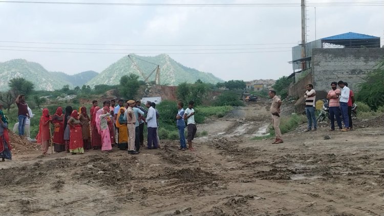 दबंग नेताओं का दबंग करिश्मा, 40 से अधिक अवैध खदानें संचालित, स्कूल के बच्चों को पढ़ने जाने के लिए सही रास्ते के बदले मिल रहे 1-1 हाथ के गड्ढे, बस वालों ने बच्चों को उनके घर पहुंचाने के लिए किया मना