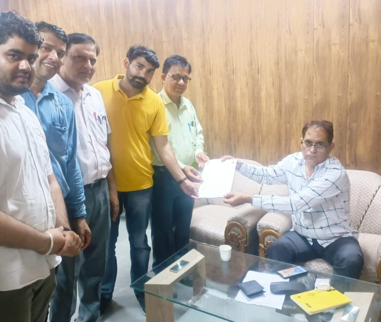 मुख्यमंत्री के नाम एडीएम को सौंपा मांग पत्र 