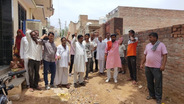 गली में सड़क नहीं बनने से परेशान वार्ड के लोगों ने किया प्रदर्शन, गली में सड़क बनाने की की मांग, नगर परिषद के आगे धरना देने की दी चेतावनी