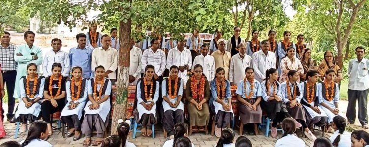 वर्तमान युग शिक्षा और विज्ञान का, बालिका शिक्षा पर ध्यान दें ग्रामीण घांघू के बालिका उच्च माध्यमिक विद्यालय में बेहतर कार्य करने वाली प्रतिभाओं का सम्मान