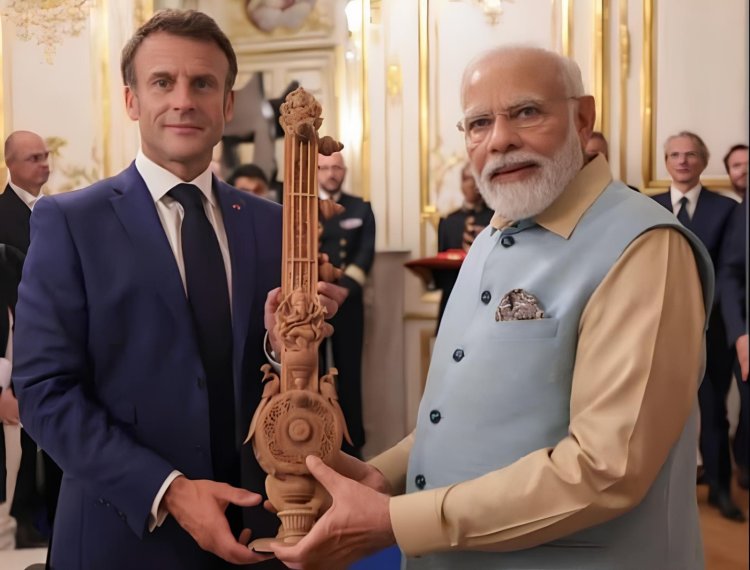 फ्रांस के राष्ट्रपति को प्रधानमंत्री मोदी ने दिया चूरू के विनोद जांगिड़ का बनाया सितार