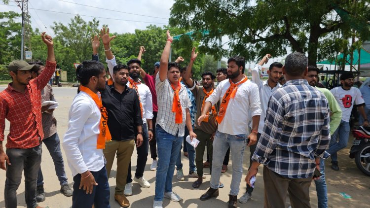 लाठीचार्ज के विरोध में एबीवीपी ने सौंपा राज्यपाल के नाम ज्ञापन