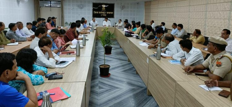 जिला कलक्टर ने दिए अधिकारियों को आवश्यक दिशा-निर्देश  - स्वाधीनता दिवस समारोह की तैयारियों को लेकर बैठक आयोजित