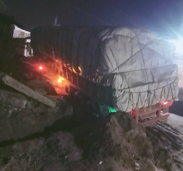 पूरा रास्ता जाम हो रहा है।