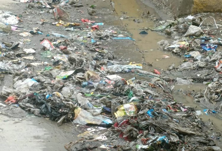 कच्चा बस स्टैंड न्यू मार्केट में नियमित सफाई नहीं होने पर मार्केट में लगा गंदगी का ढेर, कचरा नहीं उठाया तो नगरपरिषद के आयुक्त का जलाया जायेगा पुतला