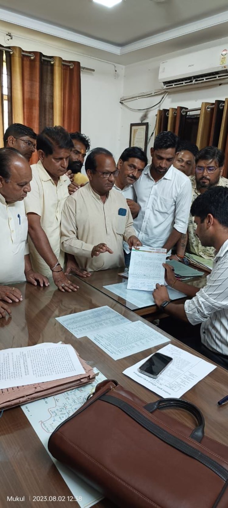 भाजपा पार्षद और कार्यकर्ता का नगरपालिका के बाहर धरना जारी