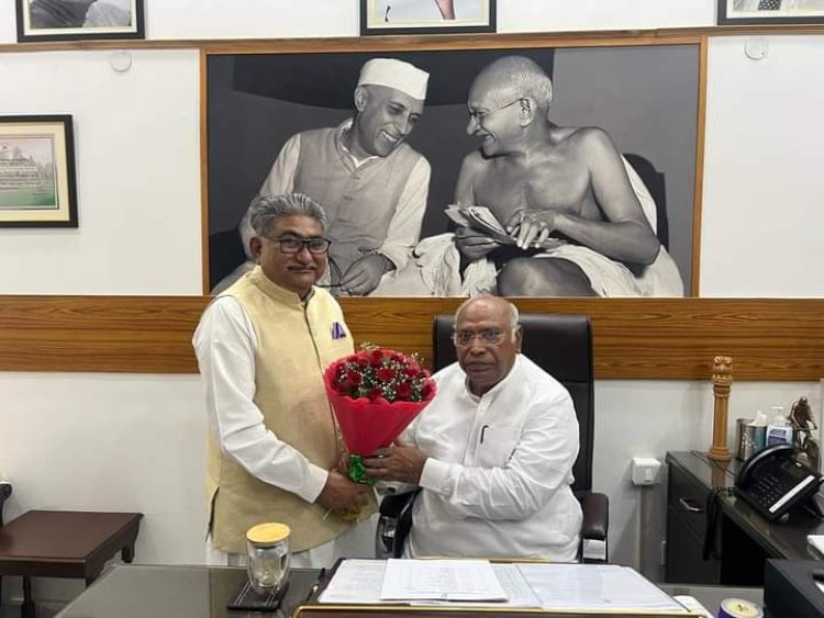 पूर्व मंत्री टाक ने की कांग्रेस राष्ट्रीय अध्यक्ष मल्लिकार्जुन खड़गे से मुलाकात प्रदेश के राजनैतिक विषयों पर किया विचार-विमर्श