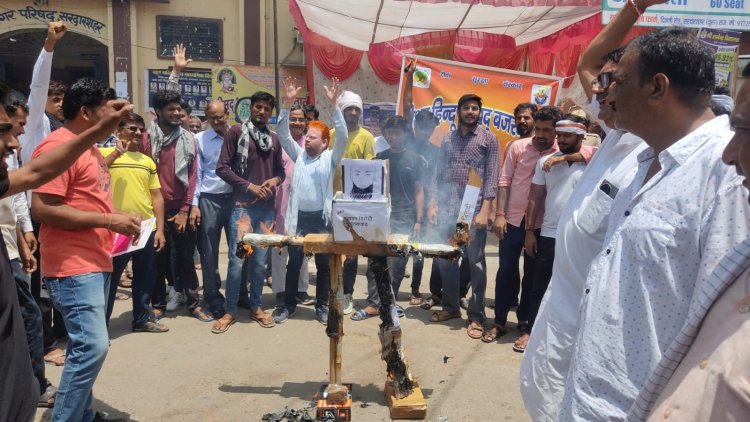 हिंदू संगठनों ने पुतला जलाकर किया नूंह में हुई हिंसा का विरोध, गांधी चौक पर जमकर नारेबाजी करते हुए किया प्रदर्शन