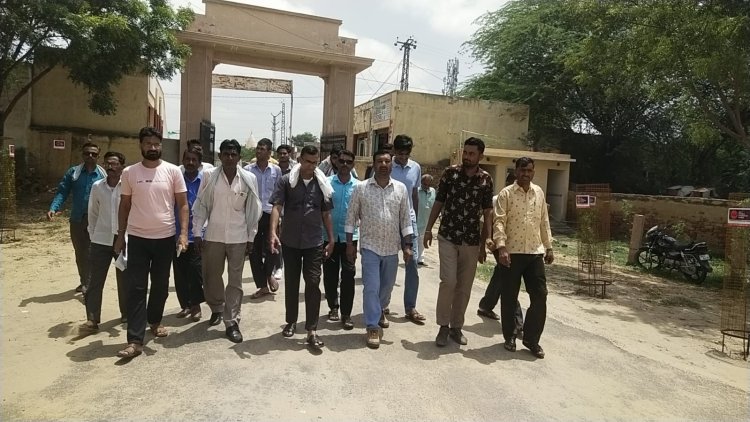 जिला मुख्यालय जाने वाली सड़क का 20 किलोमीटर तक अधूरे पड़े कार्य को पूर्ण करवाने की मांग, बस ऑपरेटर संघ ने सौपा एसडीएम को ज्ञापन, तेज आंदोलन करने की दी चेतावनी, चूरू से सरदारशहर तक 48 करोड़ की लागत से बन रही है 48 किलोमीटर सड़क