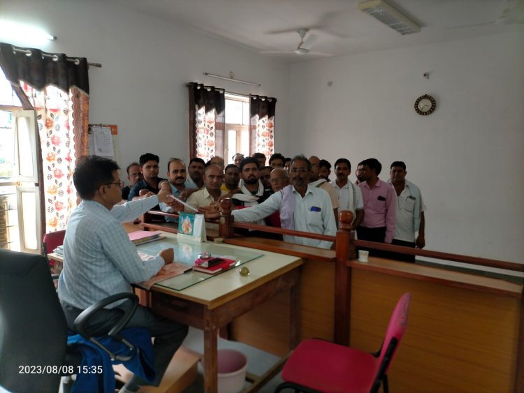 9 सूत्रीय मांगों को लेकर राशन डीलरों ने तहसीलदार शर्मा को दिया ज्ञापन