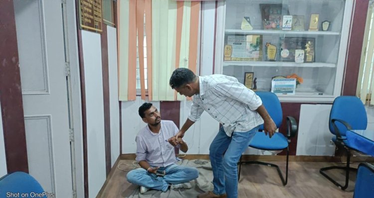रणसीसर ग्राम पंचायत के सरपंच ने विकास अधिकारी के ऑफिस में लेटकर जताया विरोध, विकास अधिकारी पर लगाया परेशान करने का आरोप