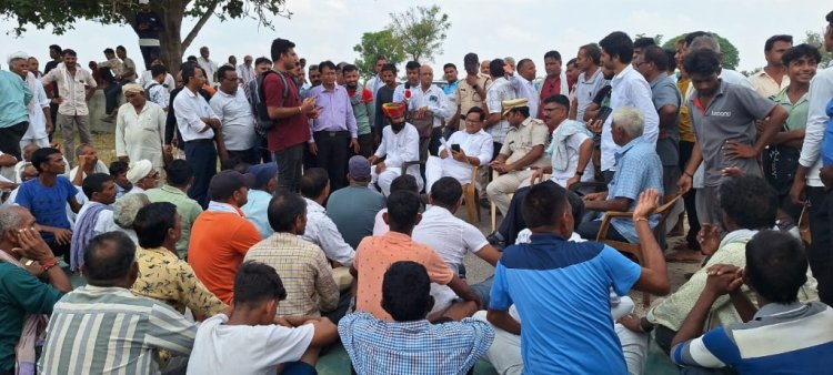सड़क निर्माण की मांग को लेकर सड़क जाम