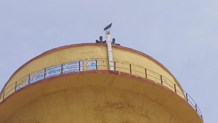 पानी की समस्या का स्थाई समाधान की मांग को लेकर ग्रामीण चढ़े पानी की टंकी पर, समाधान होने पर ही नीचे उतरने की दे रहे हैं चेतावनी, सूचना पर मौके पर पहुंची भालेरी पुलिस