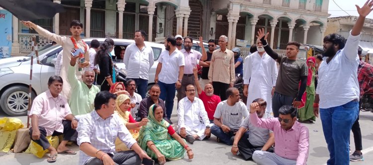 संकुचित सड़क के बीच पोल नहीं लगाने की मांग, प्रदर्शन