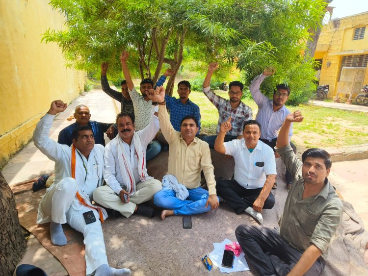 पटवारी गिरदावर तहसीलदारों का पेन डाउन  _जिले के सभी उपखंड कार्यालयो पर किया धरना प्रदर्शन
