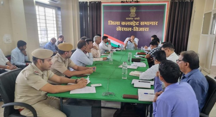 आवश्यक सेवाओं की समीक्षा बैठक में योजनाओं की प्रगति पर जोर