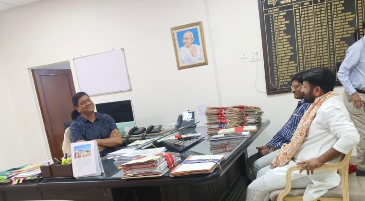 ग्रामीण बस सेवा शुरू करवाने तथा रोडवेज विभाग की भर्तियों को लेकर रा.प.प. निगम प्रबंधक पुरुषोत्तम शर्मा से उपेन यादव ने की मुलाकात