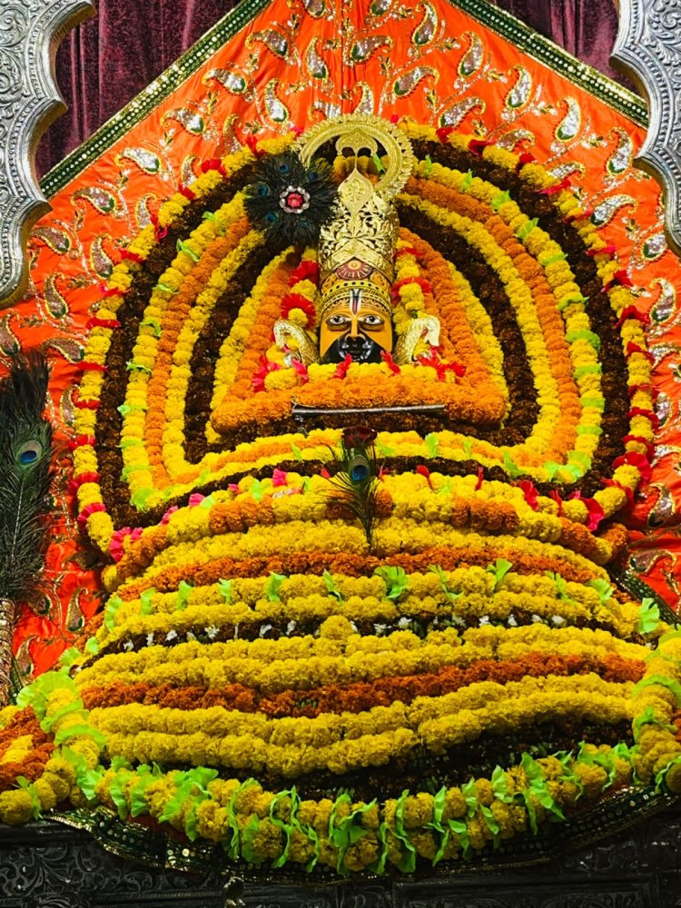 श्याम बाबा के जन्मोत्सव पर सजी फूल बंगले से आकर्षक झांकी, हजारों की संख्या में श्रद्धालुओं में किए दर्शन, मांगी मनोकामना।