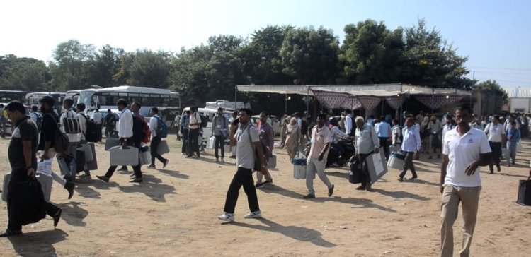 मतदान सम्पन्न करवाने के लिए मतदान दल रवाना