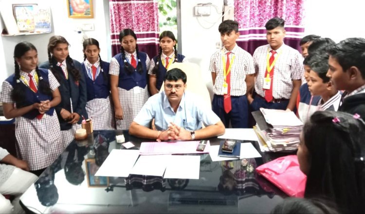 पुलिस थाने में छात्रों की विजिट: कानून और अधिकारों की जानकारी दी