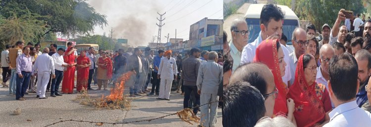चापटिया तलाई की समस्या को लेकर सड़क जाम, नगरपरिषद से वार्ता में निकला समाधान
