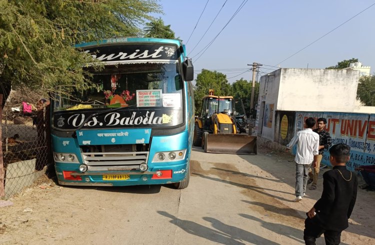 घटिया निर्माण की पोल: नाले में फंसी बारात की बस, सरपंच ससुर ने मांगे पैसे