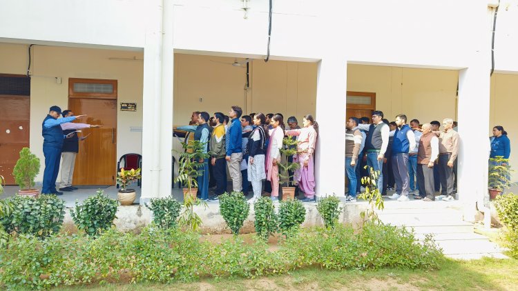 ज़िला कलेक्टर ने दिलाई ने दिलाई संविधान की शपथ