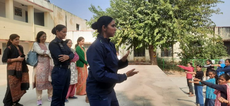 छात्राओं को निर्भया स्क्वाड ने आत्म सुरक्षा की दी ट्रेनिंग