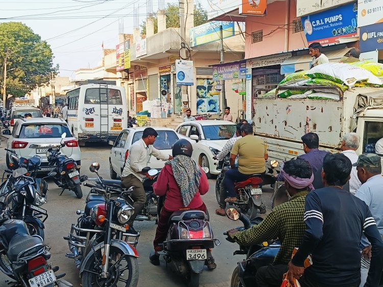 बेतरतीब वाहनों का सड़क पर जमावड़ा, प्रशासन बेबस