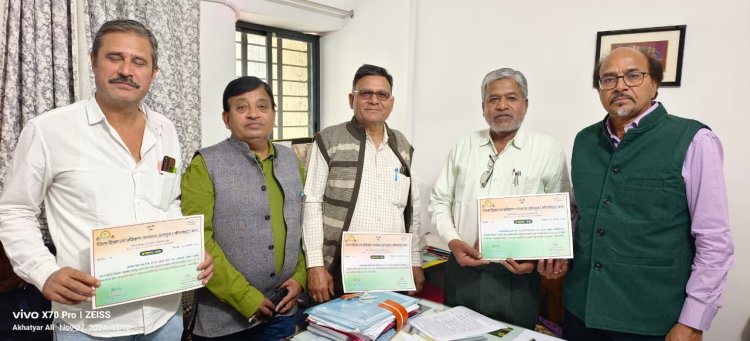 डर्फ की बैठक में प्रमाण पत्र वितरित किए    